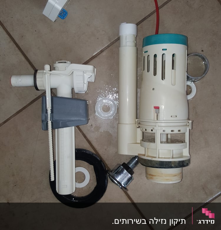 חלקי אינסטלציה על רצפה, כולל צינורות ואביזרים